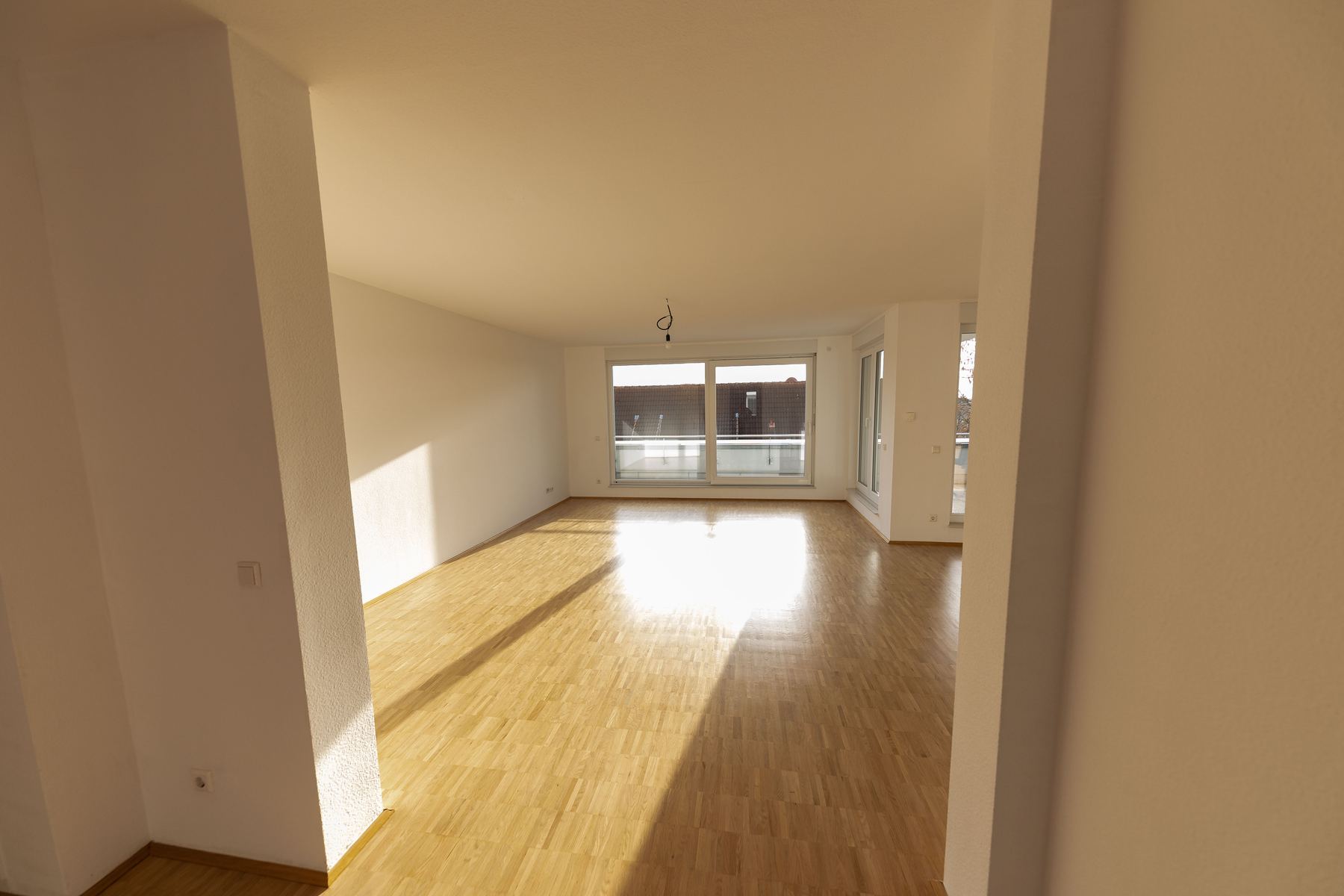 Blick vom Flur in den Wohnbereich